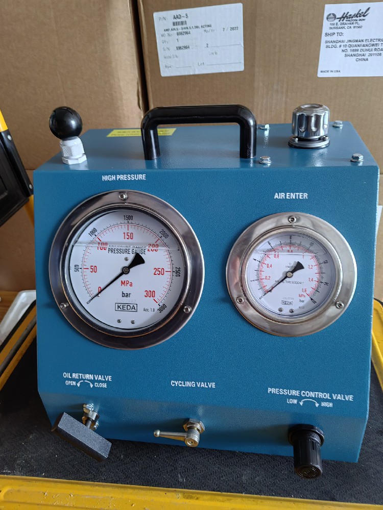 300MPA船用便攜式氣動泵站，壓力在200MPA-250MPA區間可調節配超高壓軟管及高壓快速接，風動液壓泵站加壓液壓螺母、液壓洛書阿拉神器工具